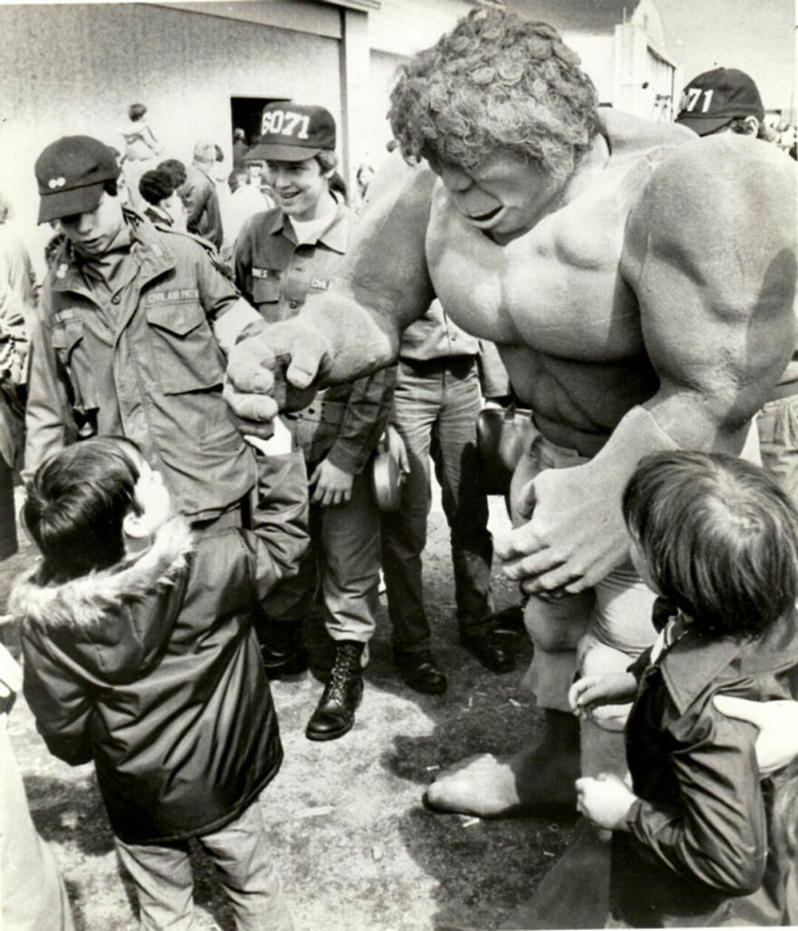 This Site Shares Scary Photos Of 'Superheroes' Posing Alongside Their Young Fans In Malls In The 1970s And 1980s