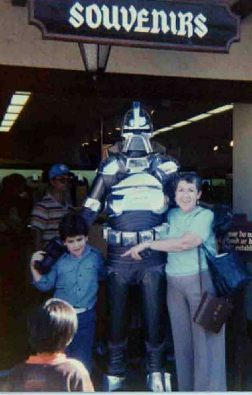 This Site Shares Scary Photos Of 'Superheroes' Posing Alongside Their Young Fans In Malls In The 1970s And 1980s