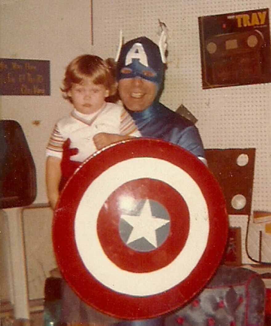 This Site Shares Scary Photos Of 'Superheroes' Posing Alongside Their Young Fans In Malls In The 1970s And 1980s