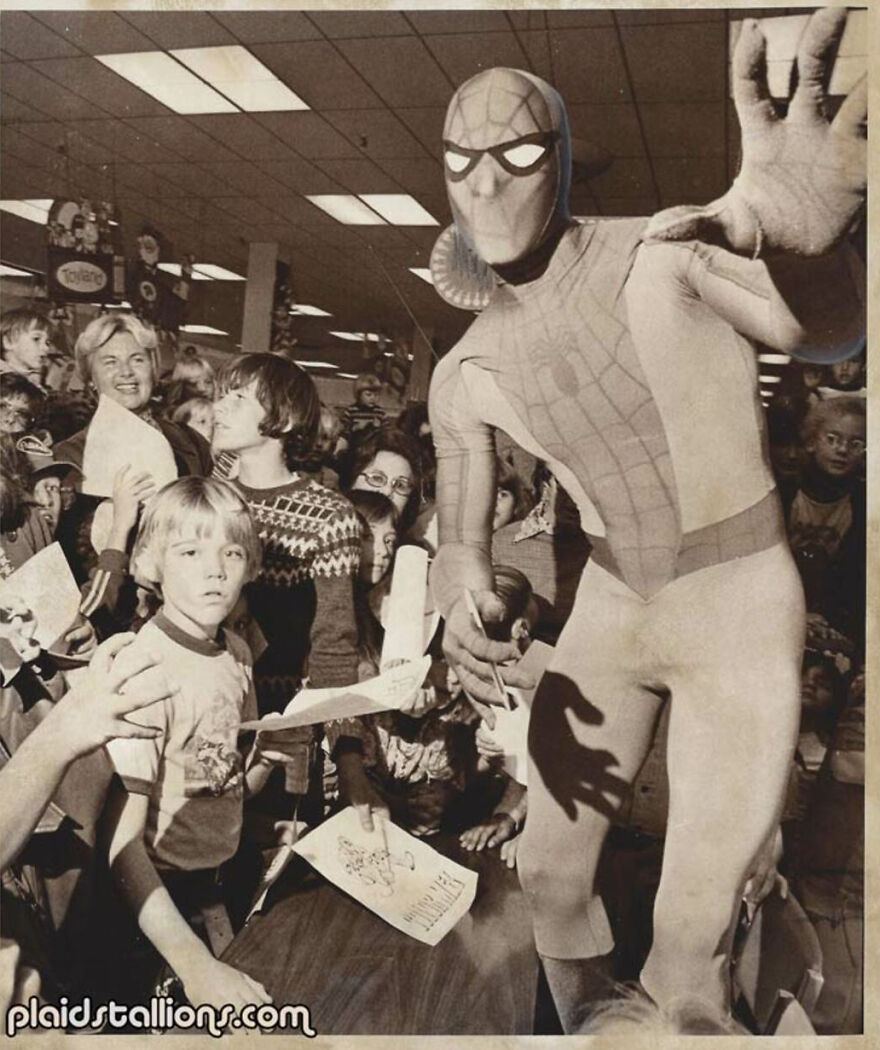 This Site Shares Scary Photos Of 'Superheroes' Posing Alongside Their Young Fans In Malls In The 1970s And 1980s
