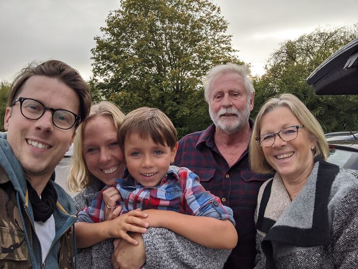 Man Shares Story Of Random Guy Being Added To His Family Chat Instead Of His Actual Dad, 78K Tweeters Are Cracking Up