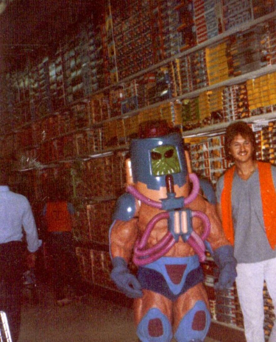 This Site Shares Scary Photos Of 'Superheroes' Posing Alongside Their Young Fans In Malls In The 1970s And 1980s