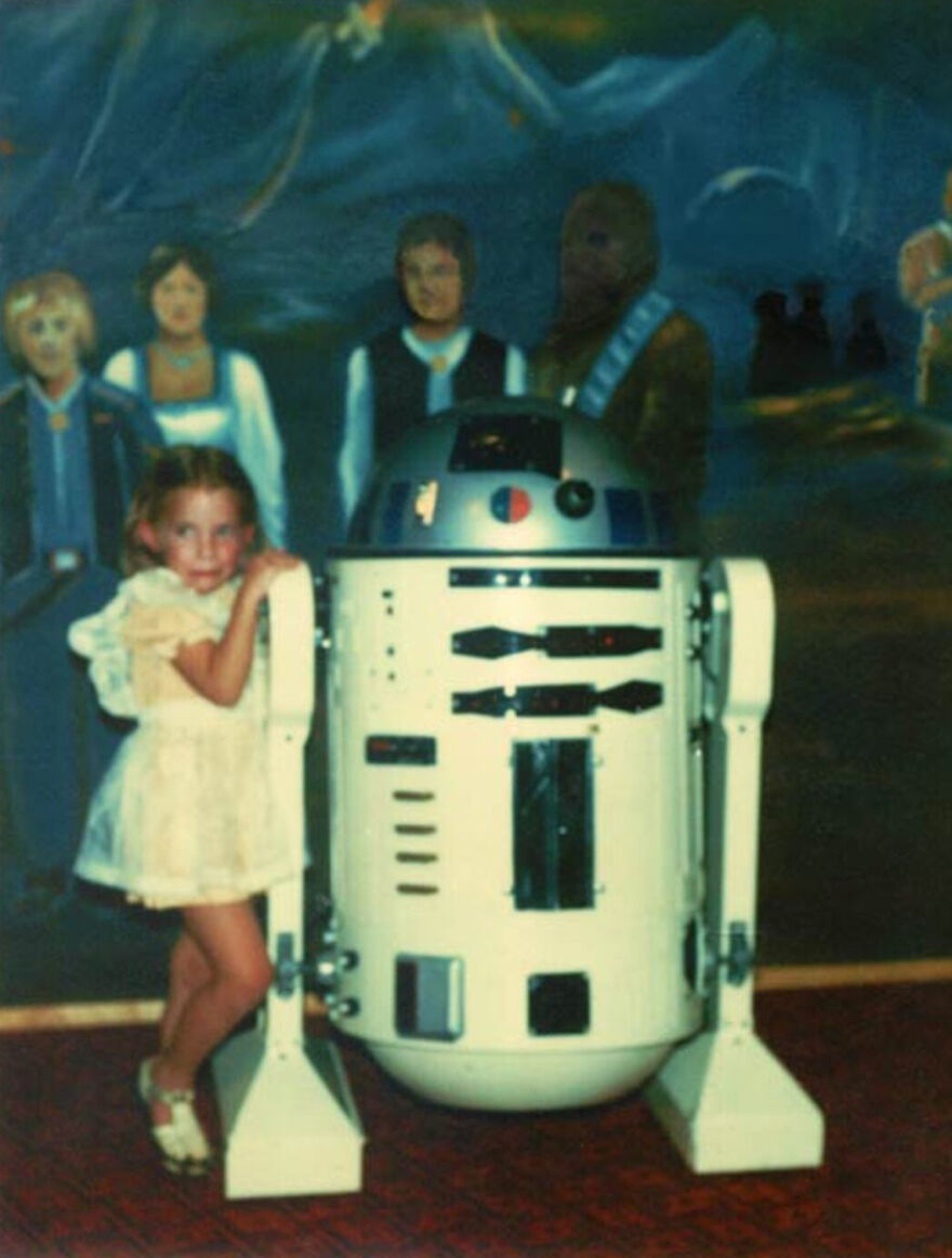 This Site Shares Scary Photos Of 'Superheroes' Posing Alongside Their Young Fans In Malls In The 1970s And 1980s