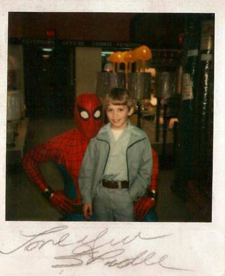 This Site Shares Scary Photos Of 'Superheroes' Posing Alongside Their Young Fans In Malls In The 1970s And 1980s