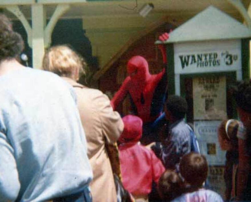 This Site Shares Scary Photos Of 'Superheroes' Posing Alongside Their Young Fans In Malls In The 1970s And 1980s