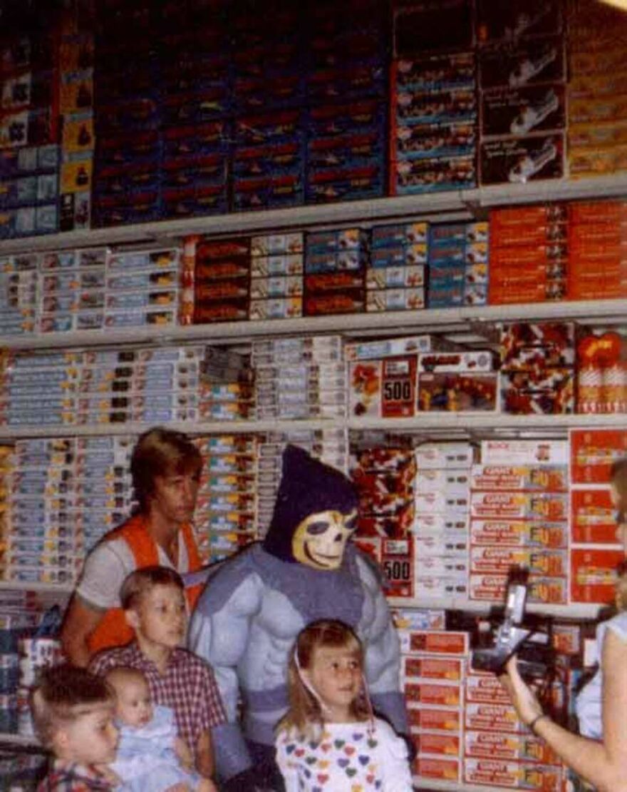 This Site Shares Scary Photos Of 'Superheroes' Posing Alongside Their Young Fans In Malls In The 1970s And 1980s