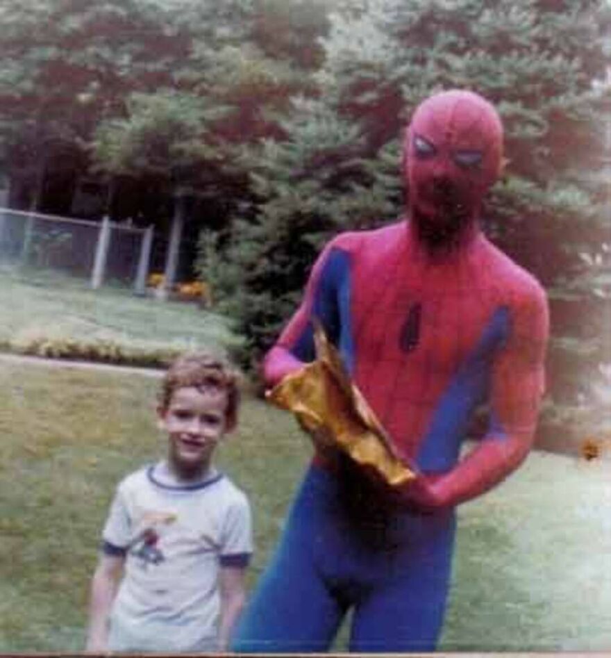 This Site Shares Scary Photos Of 'Superheroes' Posing Alongside Their Young Fans In Malls In The 1970s And 1980s