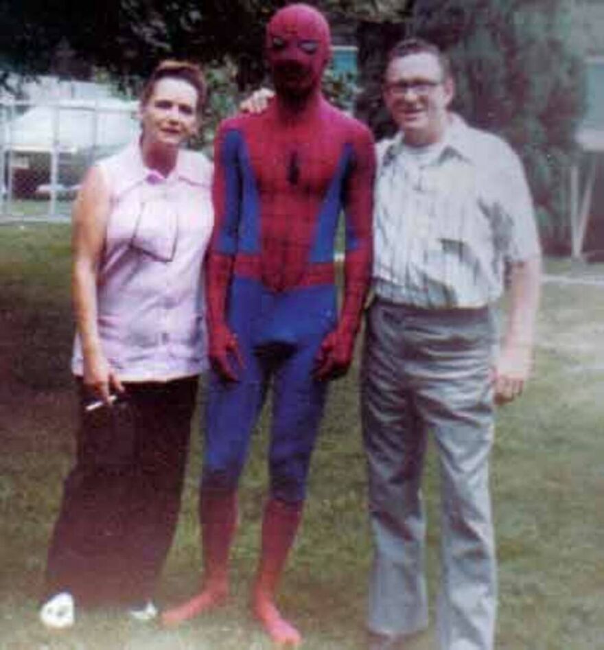 This Site Shares Scary Photos Of 'Superheroes' Posing Alongside Their Young Fans In Malls In The 1970s And 1980s
