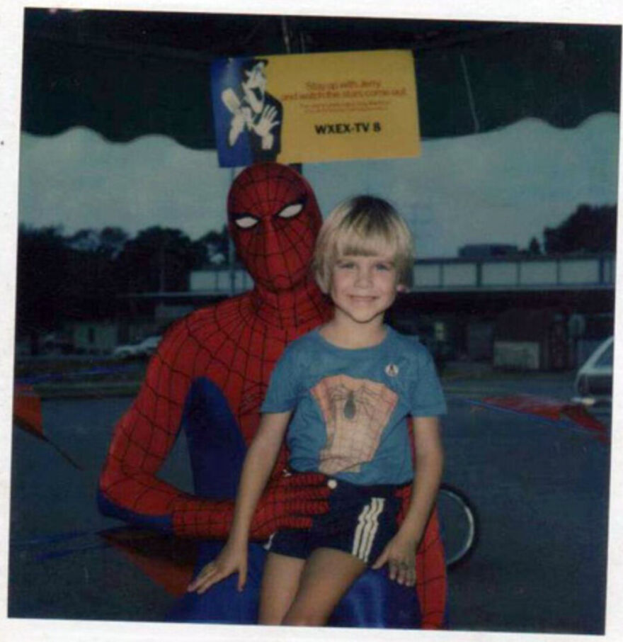 This Site Shares Scary Photos Of 'Superheroes' Posing Alongside Their Young Fans In Malls In The 1970s And 1980s