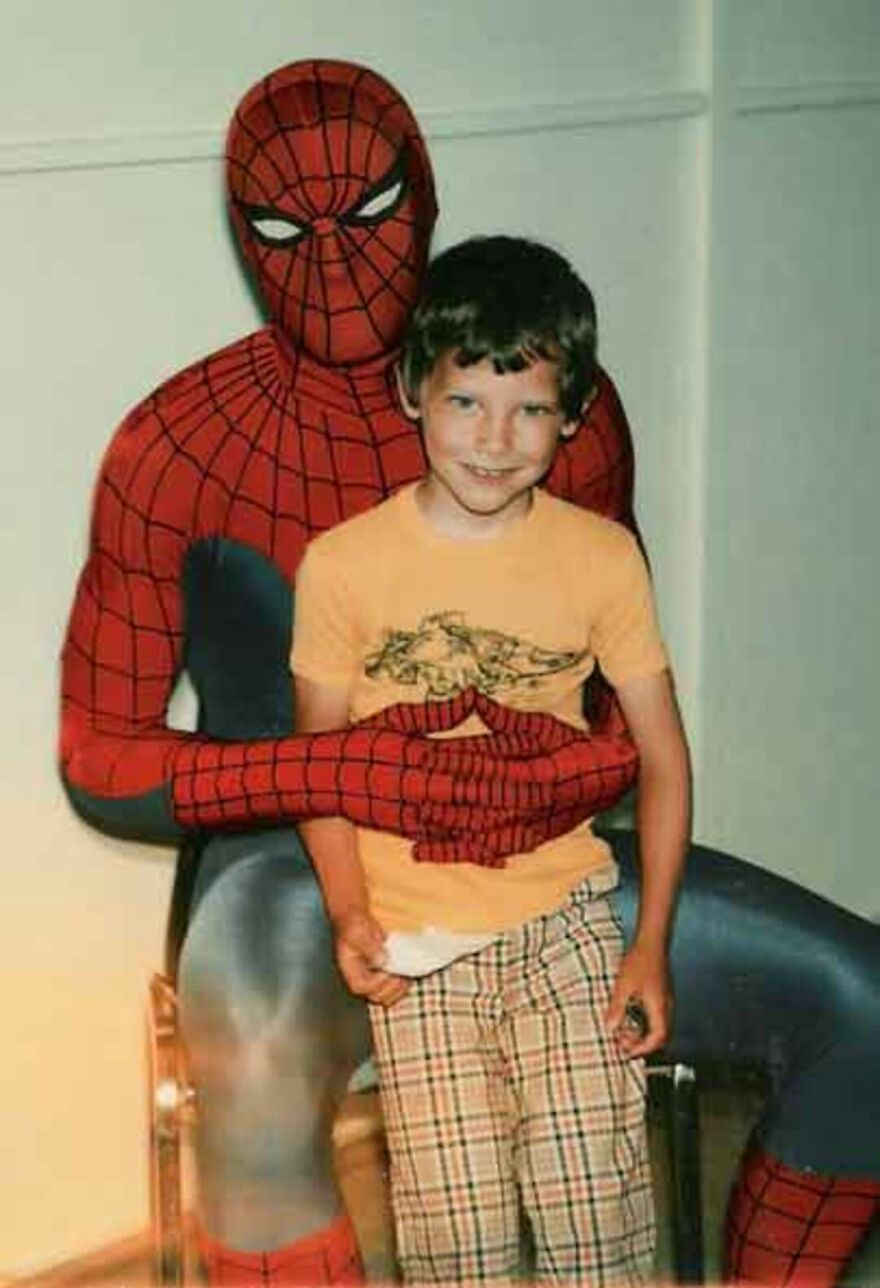 This Site Shares Scary Photos Of 'Superheroes' Posing Alongside Their Young Fans In Malls In The 1970s And 1980s