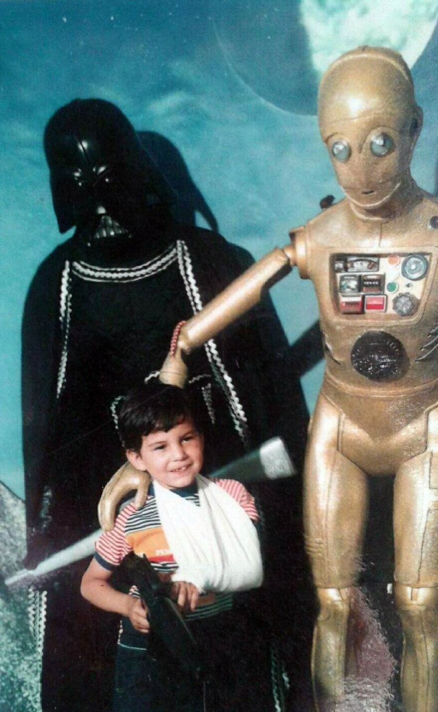 This Site Shares Scary Photos Of 'Superheroes' Posing Alongside Their Young Fans In Malls In The 1970s And 1980s