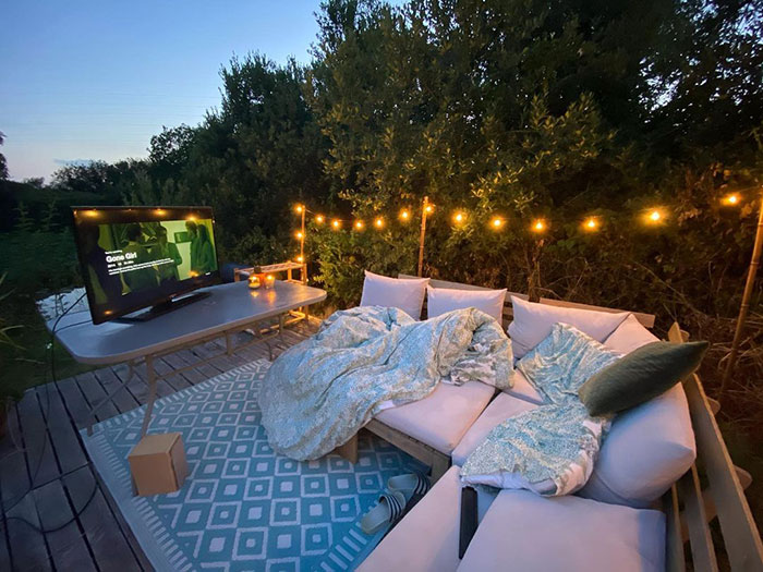 Couple Buys A London Double Decker Bus, Turns It Into A Dream Home Complete With A Fireplace And A Bathtub, Lives Mortgage Free Couple Buys A London Double Decker Bus, Turns It Into A Dream Home Complete With A Fireplace And A Bathtub, Lives Mortgage Free