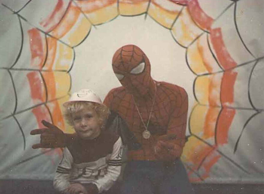 This Site Shares Scary Photos Of 'Superheroes' Posing Alongside Their Young Fans In Malls In The 1970s And 1980s