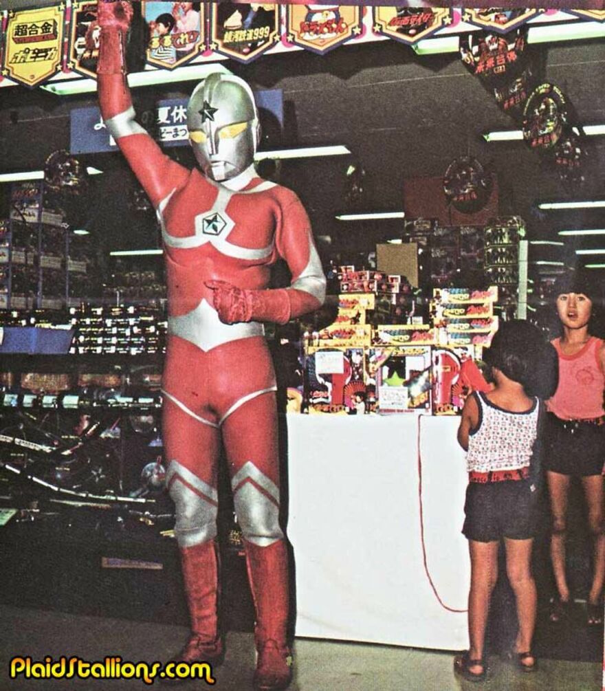 This Site Shares Scary Photos Of 'Superheroes' Posing Alongside Their Young Fans In Malls In The 1970s And 1980s