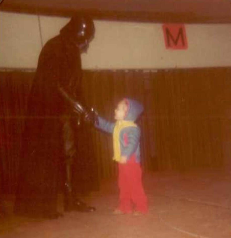 This Site Shares Scary Photos Of 'Superheroes' Posing Alongside Their Young Fans In Malls In The 1970s And 1980s