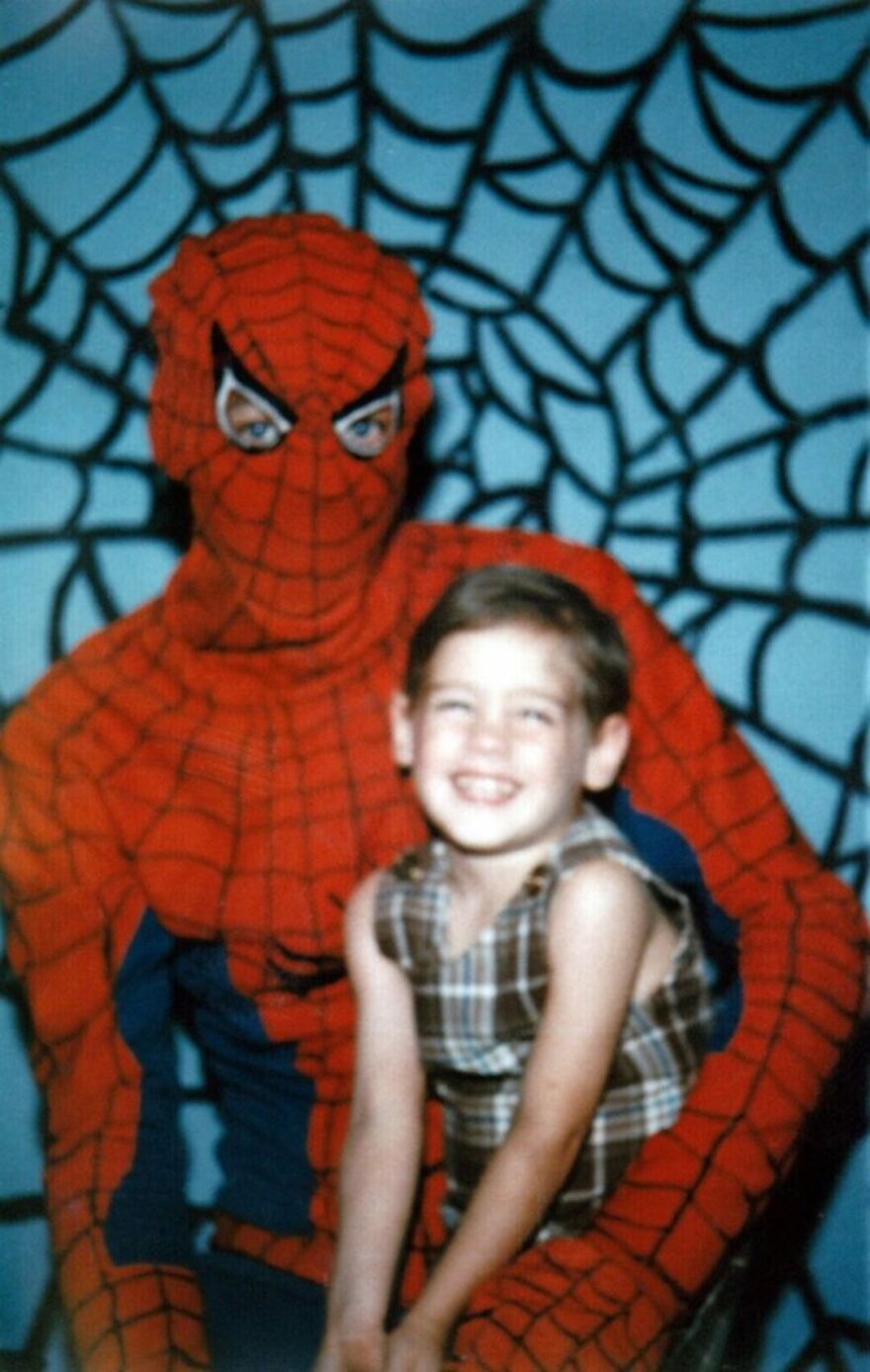 This Site Shares Scary Photos Of 'Superheroes' Posing Alongside Their Young Fans In Malls In The 1970s And 1980s