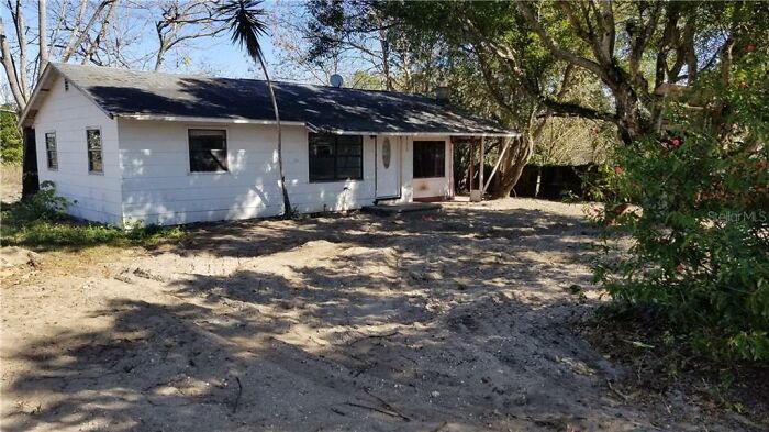 House Listing Of "The Worst House On The Street" Goes Viral For Its Hilarious Commentary