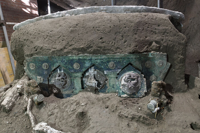 A Perfectly Preserved Roman Ceremonial Carriage That Got Buried In A Volcanic Eruption 2000 Years Ago Gets Discovered By Archaeologists In Italy A Perfectly Preserved Roman Ceremonial Carriage That Got Buried In A Volcanic Eruption 2000 Years Ago Gets Discovered By Archaeologists In Italy