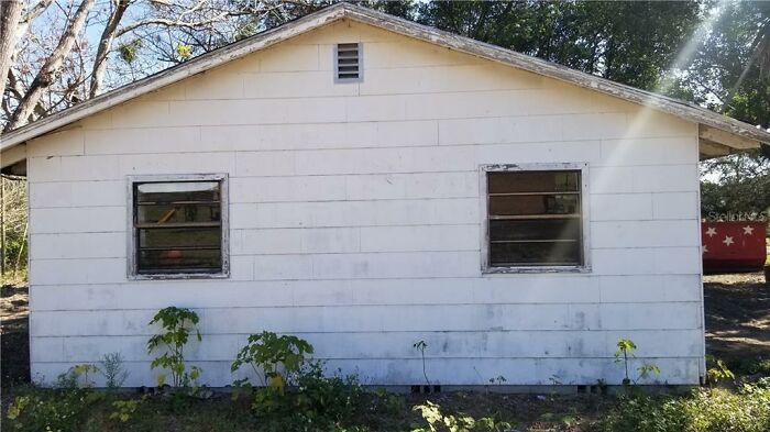 House Listing Of "The Worst House On The Street" Goes Viral For Its Hilarious Commentary House Listing Of "The Worst House On The Street" Goes Viral For Its Hilarious Commentary