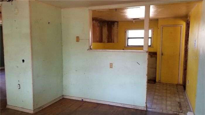 House Listing Of "The Worst House On The Street" Goes Viral For Its Hilarious Commentary House Listing Of "The Worst House On The Street" Goes Viral For Its Hilarious Commentary