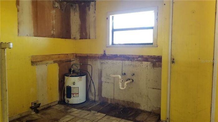 House Listing Of "The Worst House On The Street" Goes Viral For Its Hilarious Commentary House Listing Of "The Worst House On The Street" Goes Viral For Its Hilarious Commentary