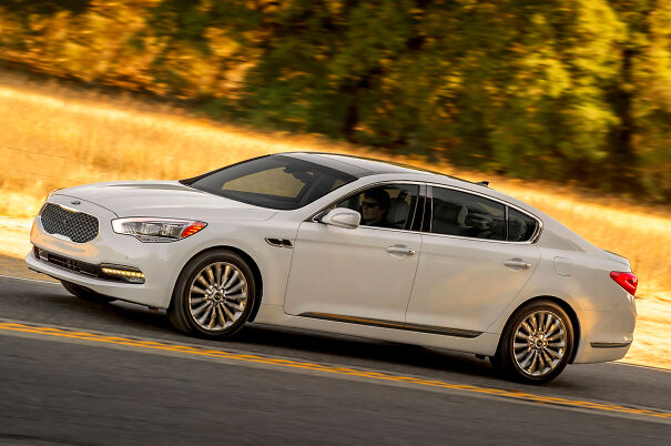 2015-Kia-K900-side-view-in-motion-605fa3b24562a.jpg