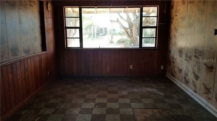 House Listing Of "The Worst House On The Street" Goes Viral For Its Hilarious Commentary House Listing Of "The Worst House On The Street" Goes Viral For Its Hilarious Commentary