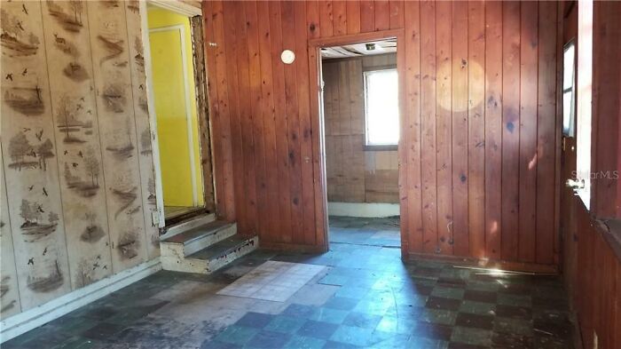 House Listing Of "The Worst House On The Street" Goes Viral For Its Hilarious Commentary House Listing Of "The Worst House On The Street" Goes Viral For Its Hilarious Commentary