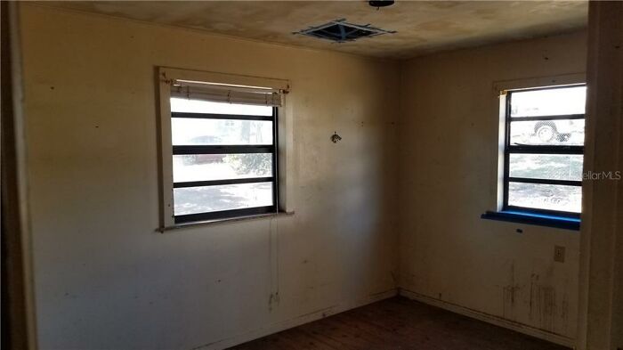 House Listing Of "The Worst House On The Street" Goes Viral For Its Hilarious Commentary