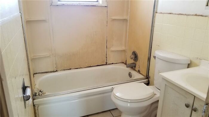 House Listing Of "The Worst House On The Street" Goes Viral For Its Hilarious Commentary House Listing Of "The Worst House On The Street" Goes Viral For Its Hilarious Commentary