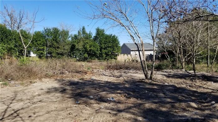 House Listing Of "The Worst House On The Street" Goes Viral For Its Hilarious Commentary House Listing Of "The Worst House On The Street" Goes Viral For Its Hilarious Commentary