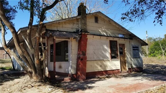 House Listing Of "The Worst House On The Street" Goes Viral For Its Hilarious Commentary