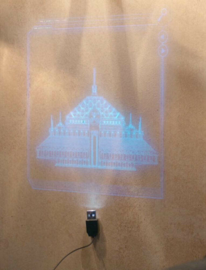 In Doctor Who, Season 8, Episode 5, They Use A USB Male Adapter As A Projector