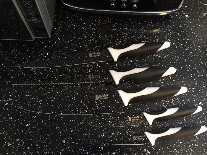 The Way This Knife Set Matches The Kitchen Surface