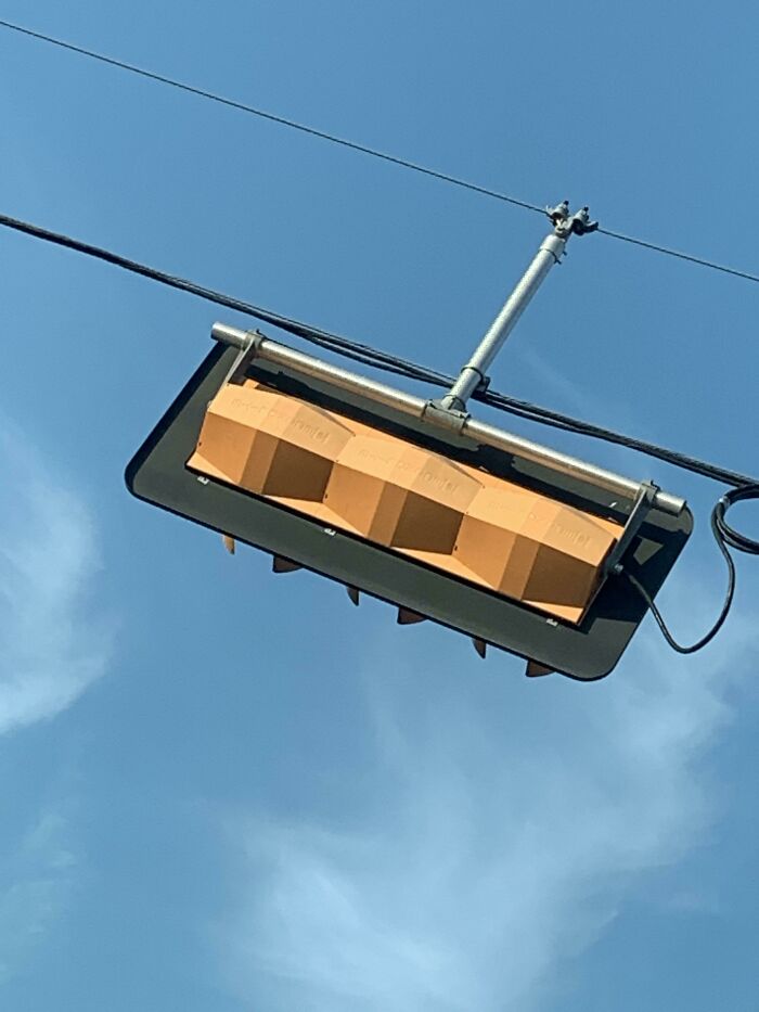 The Back Of This Traffic Signal Looks Like It Hasn’t Rendered Correctly