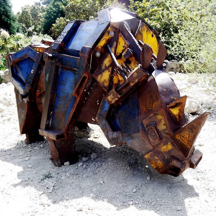 Artist Finds In The Trash His Inspiration For Making Amazing Sculptures