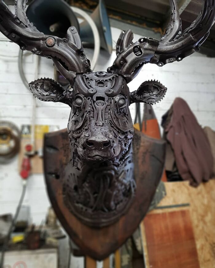 Artist Finds In The Trash His Inspiration For Making Amazing Sculptures