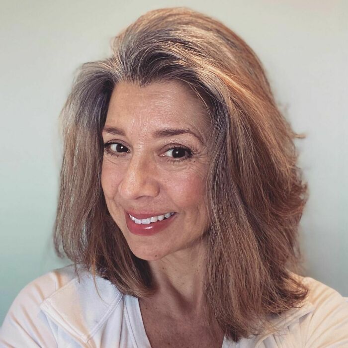 Happy Wednesday ❤️ Today Is Full Of Beauty And ☀️ Can’t Believe Its Been Eight Months Since I’ve Started This Journey. Many Thanks To Everyone Helping Me Along The Way.
• Love Big
• Love Fierce
• Love On Purpose
hope Everyone Knows How
beautifully Made They Are! 😘🤩🤗
#silverstyle #silversisters2021 #silversistersinternational #silver #youngandgrey #greyonpurpose #greyhairtransition #thisis50 #freethesilver