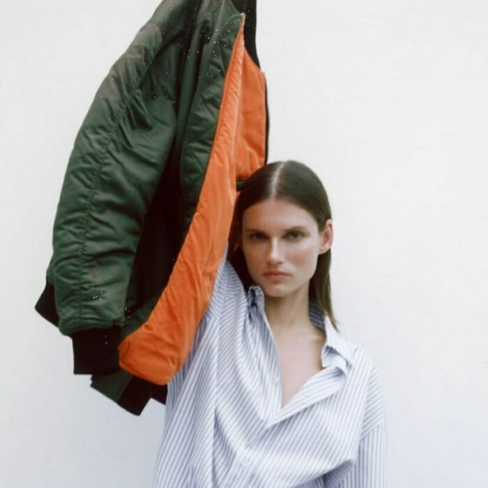 A Masterclass On How To Simultaneously Hide Your Sweat Patches, Avoid Touching The Germ-Riddled Handle And Block Out The Weirdo Making Awkward Eye Contact With You On The Tube/Bus