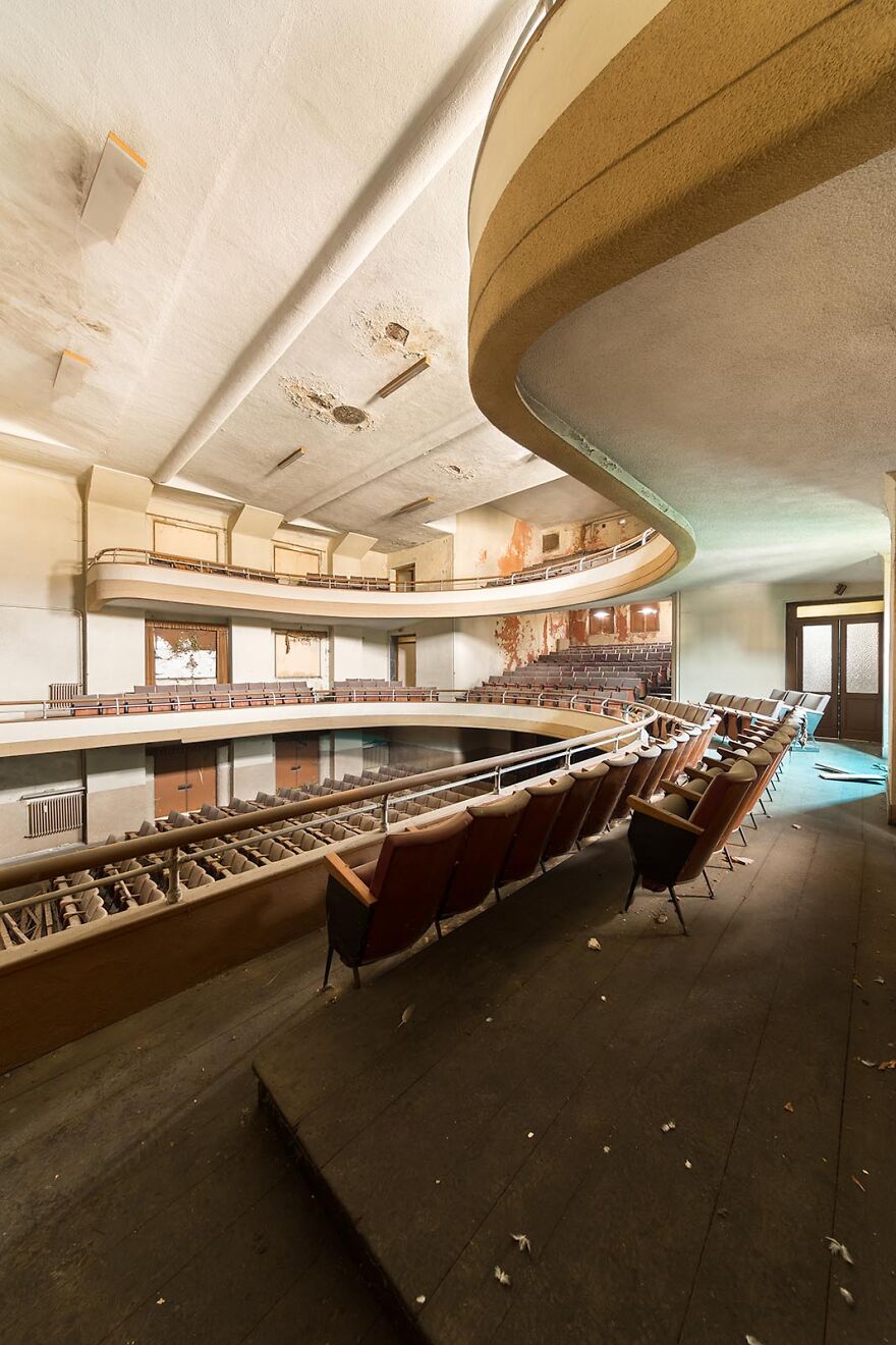 Futuro Theater, Italy