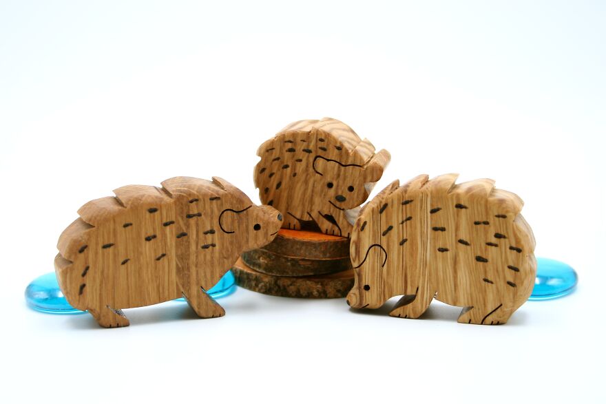 Деревянные ежики. Деревянная игрушка Ежик. Деревянная семья ежей. Сувенир деревянный Ежи для семьи. Lucy&Leo деревянная игрушка "Ёжик" (дерево).