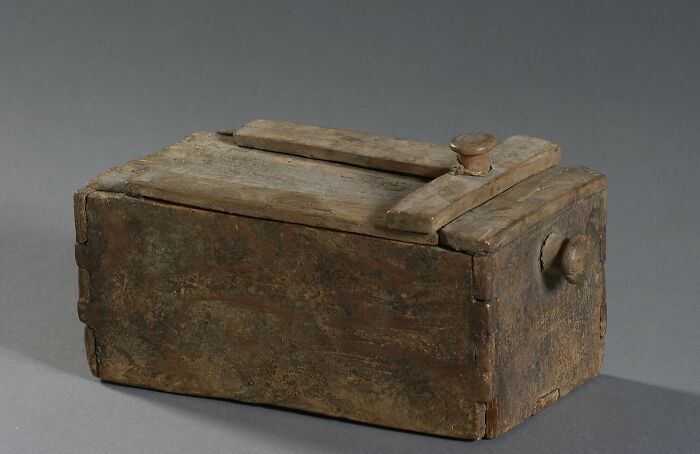 Rectangular Chest; Zippered Lid Cabinet, Hatchepsout; Thutmosis III (Excavation Context) (-1479 - -1425)