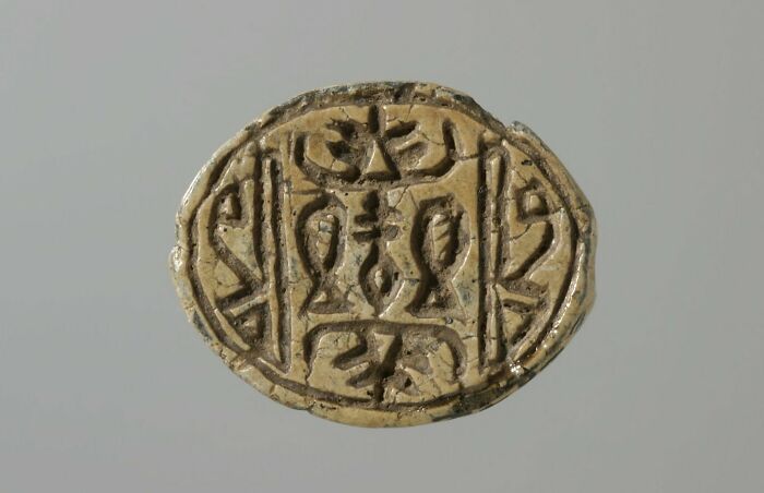 Cauroid Bead With String And Stops, Second Intermediate Period (According To Style) (-1786 - -1540)