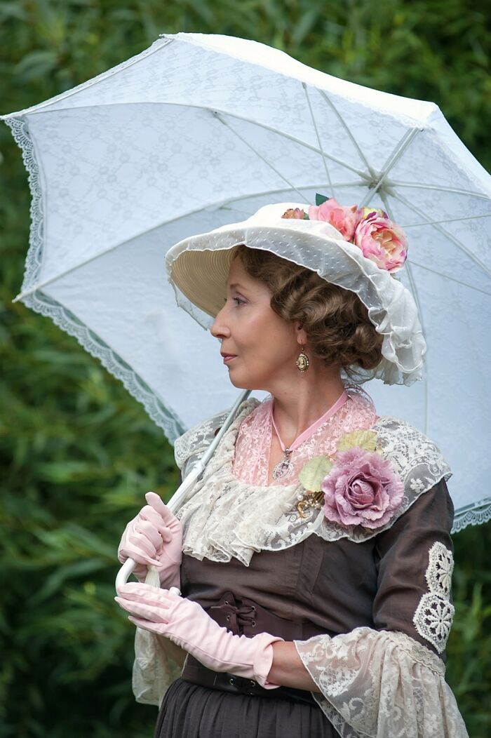 Russian Grandma Makes Amazing Cosplays With Materials Found In Flea Markets And Second Hand Stores