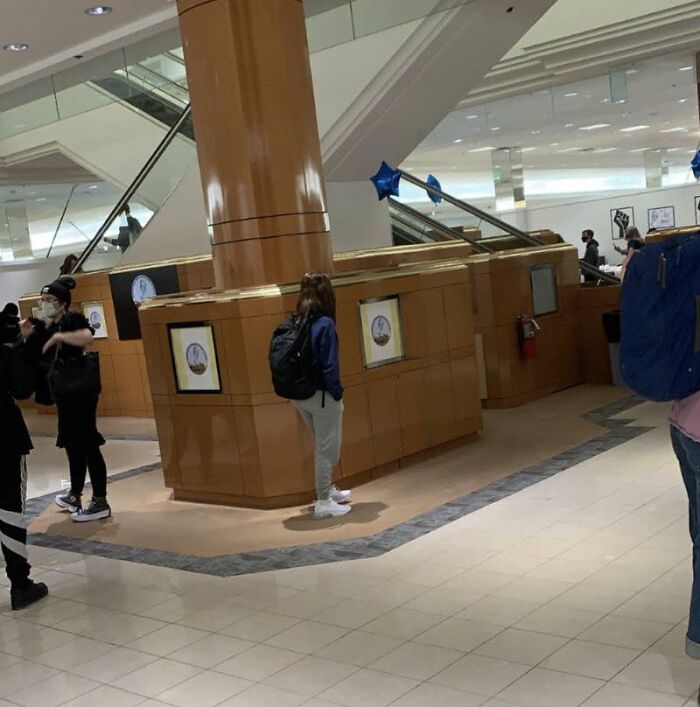 This School In Vermont Has Been Installed In A Former Macy's And The Vibe Is Unlike Anything Else, Not Only Because Of The Escalators (20 Pics)