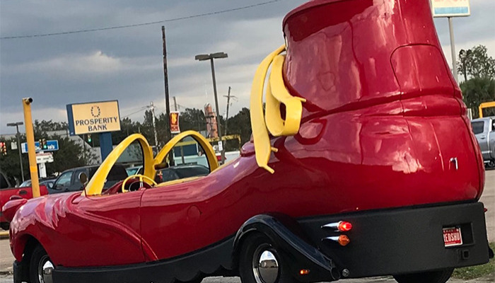 Hey Pandas, What’s A Really Weird Thing You’ve Seen On The Streets? (Closed)