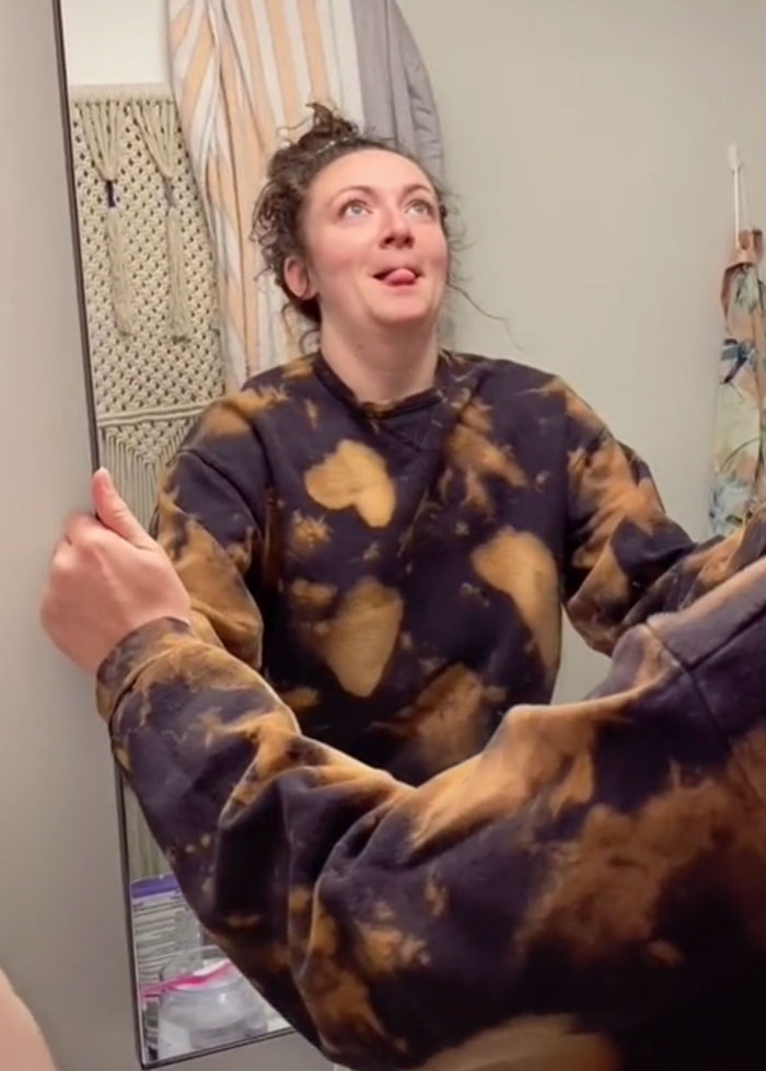 Woman Discovers A Hole Behind Her Bathroom Mirror - Decides To Go In And Finds An Entire Apartment Woman Discovers A Hole Behind Her Bathroom Mirror - Decides To Go In And Finds An Entire Apartment