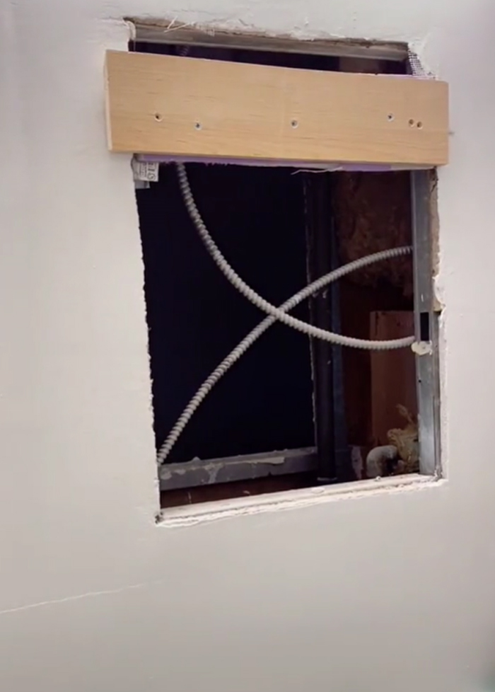 Woman Discovers A Hole Behind Her Bathroom Mirror - Decides To Go In And Finds An Entire Apartment Woman Discovers A Hole Behind Her Bathroom Mirror - Decides To Go In And Finds An Entire Apartment