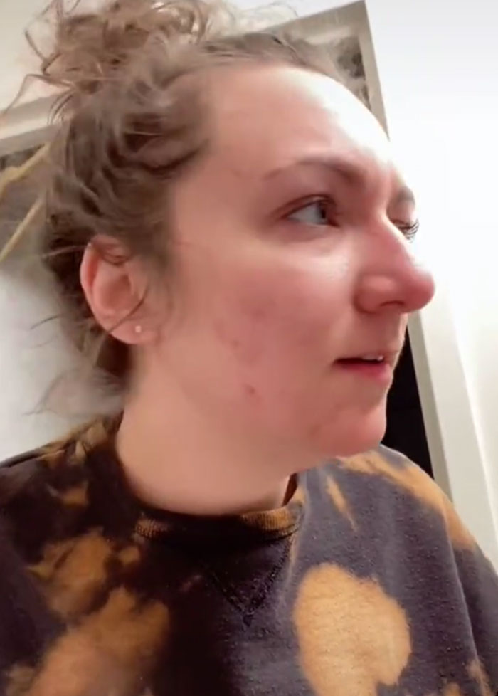 Woman Discovers A Hole Behind Her Bathroom Mirror - Decides To Go In And Finds An Entire Apartment Woman Discovers A Hole Behind Her Bathroom Mirror - Decides To Go In And Finds An Entire Apartment