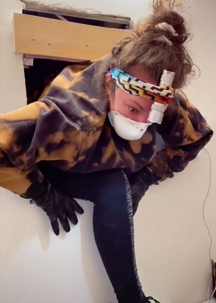 Woman Discovers A Hole Behind Her Bathroom Mirror - Decides To Go In And Finds An Entire Apartment Woman Discovers A Hole Behind Her Bathroom Mirror - Decides To Go In And Finds An Entire Apartment